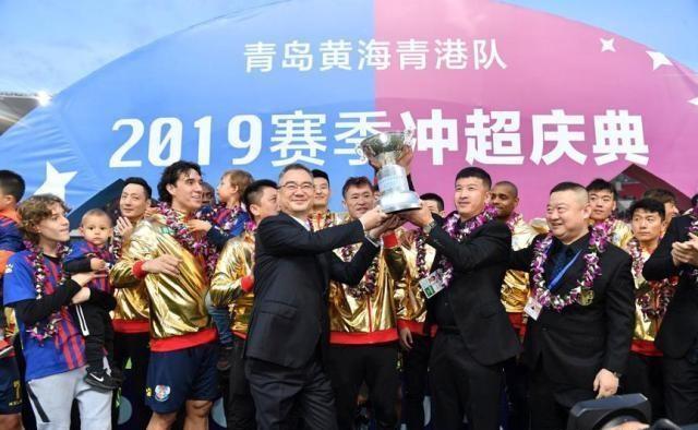  朗斯主场灯光秀致敬传奇，万名球迷泪目致敬  