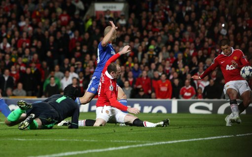  曼联争议红牌引发舆论风暴  